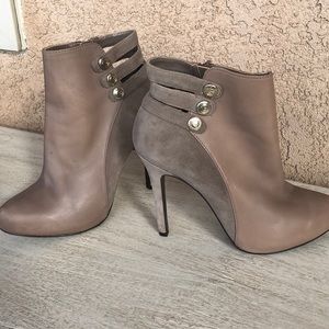 Guess stilettos w decorative buckles